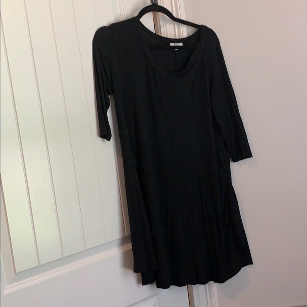 Black v-neck piko 3/4 sleeve tunic